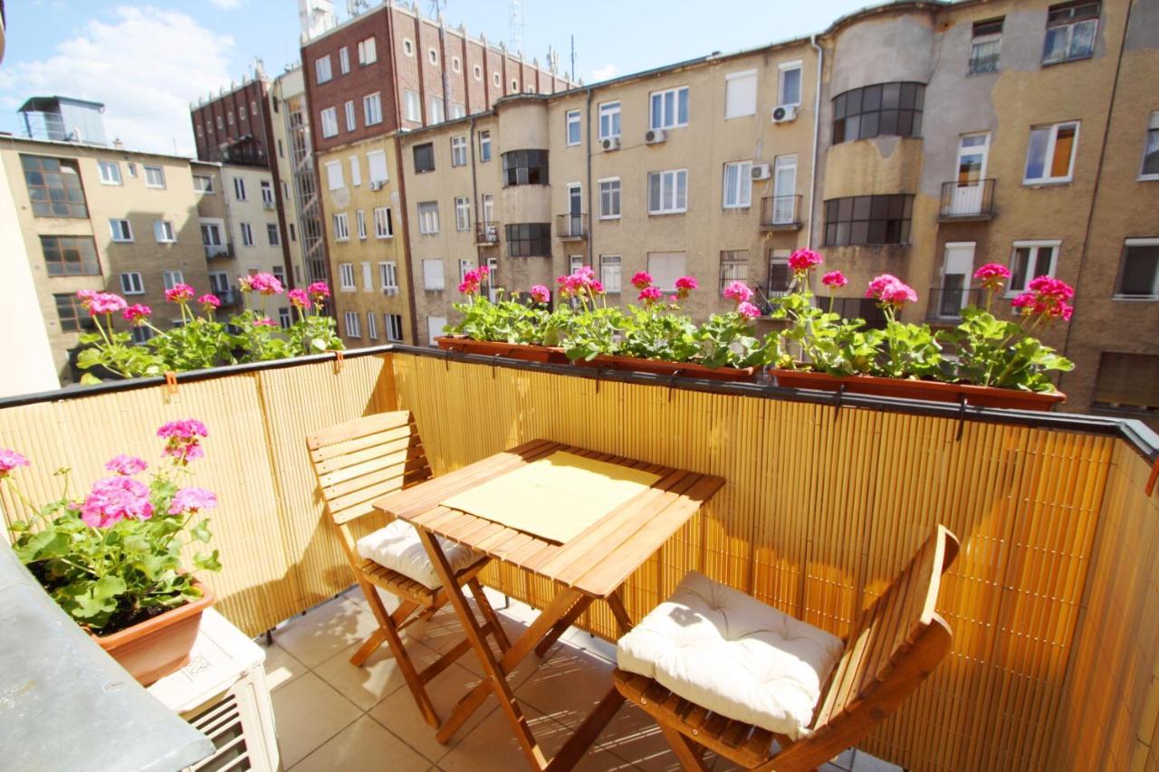 Sunny Studio With Balcony In Party District Budapešť Exteriér fotografie
