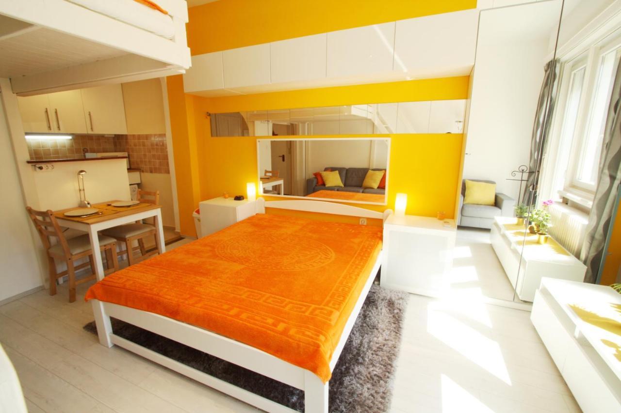 Sunny Studio With Balcony In Party District Budapešť Exteriér fotografie